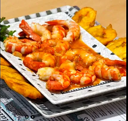 Gambas en salsa amb tostones