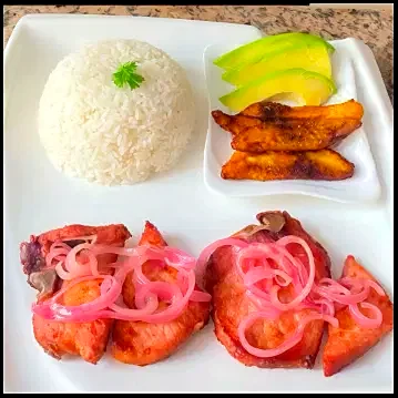 Pollo guisado amb arròs i alvocat